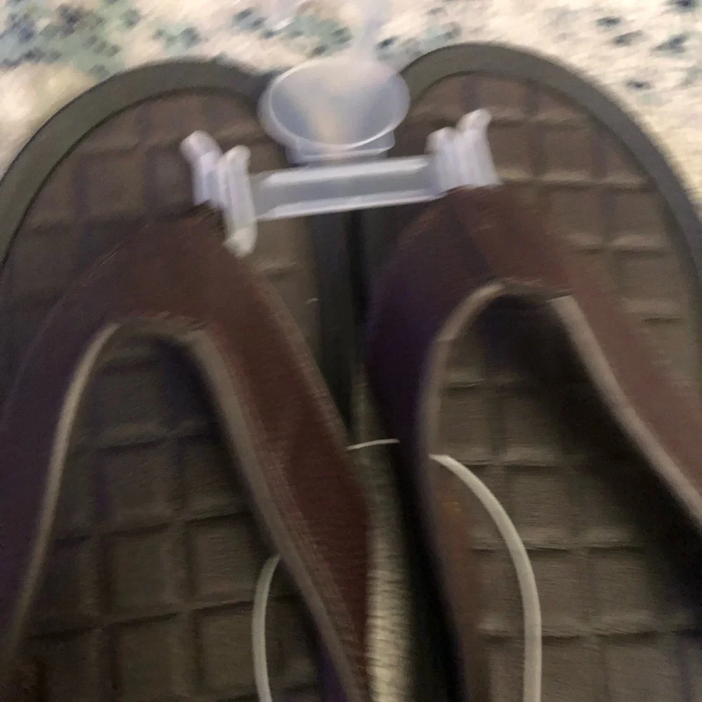 Kenneth Cole Quilted Brown Flip-Flops - Picture 3 of 6